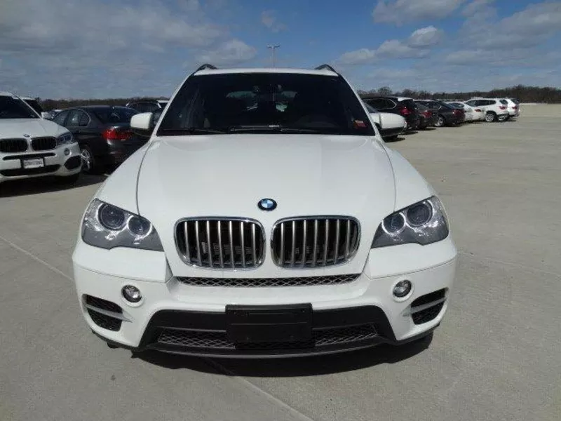 BMW X5 2011 белого цвета,  полный вариант,  движимый леди-